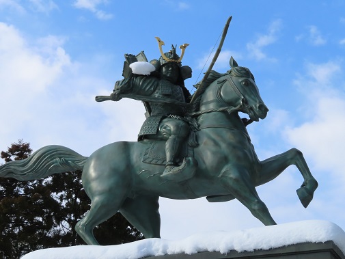 護國八幡宮の木曽義仲像