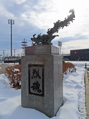 石動駅前の烈魂像