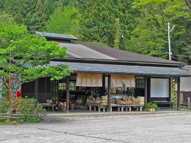 上時国家の門前にある平家茶屋